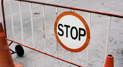 recinzione-di-barriera-mobile-acciaio-con-segnale-di-stop recinzione-di-barriera-mobile-acciaio-con-segnale-di-stop